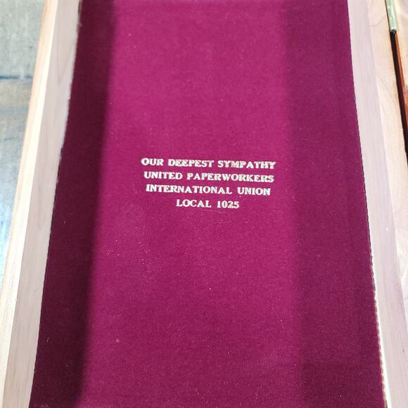 New American Bible Remembrance Edition in Cedar Box - Picture 7 of 12